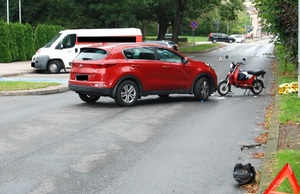 osobówka i motorower na ulivy