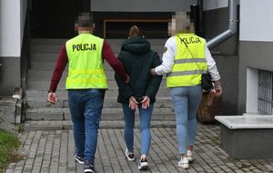 policjanci prowadzą zatrzymaną