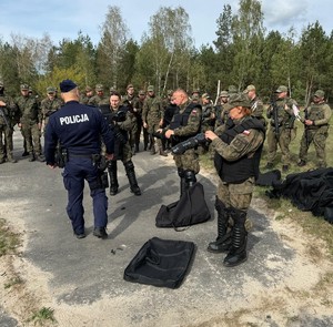 policjant podczas ćwiczeń z żołnierzami