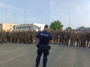 policjant podczas szkolenia z żołnierzami