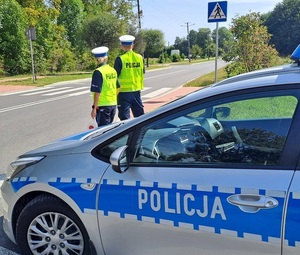 policjanci przy radiowozie