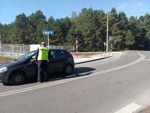 policjant kontroluje kierującego