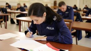 policjantka pisze test