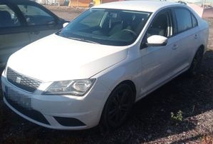 Seat Toledo stoi na szutrowym parkingu