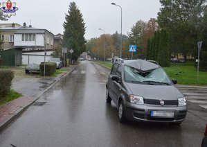 samochód z rozbita szybą