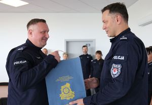 Naczelnik Sztabu Policji KWP w Lublinie - mł. insp. Piotr Wolak przekazuje policjantowi nagrodę