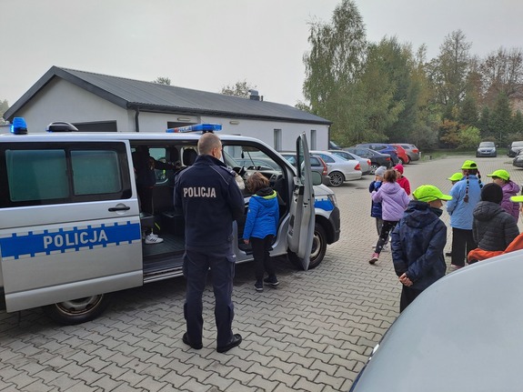 policjant z dziećmi