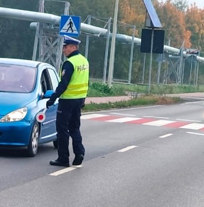 policjant podczas kontroli drogowej