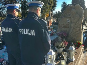 policjanci stojący przy nagrobku