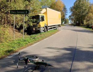 rower na drodze, ciężarówka w rowie po wypadku