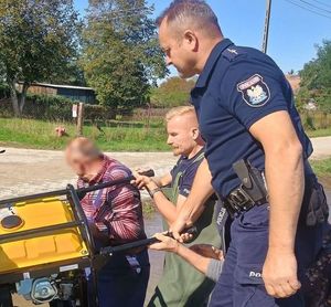 policjanci podczas niesienia pomocy powodzianom