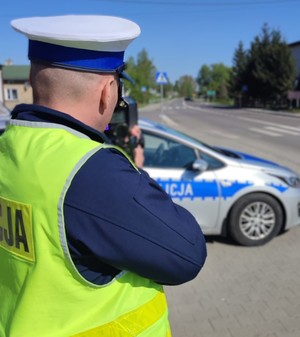 policjant z miernikiem prędkości