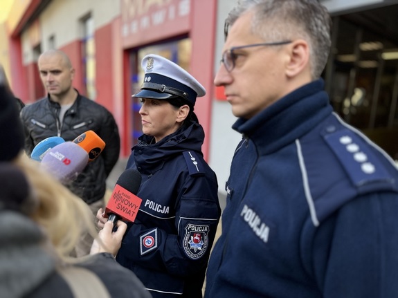 Briefing policjantów z dziennikarzami.