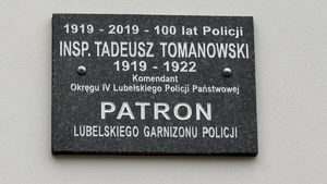 Tablica upamiętniająca inspektora Tadeusza Tomanowskiego.