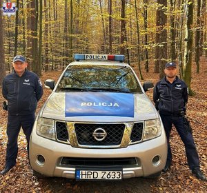 policjanci przy radiowozie w lesie