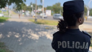 policjantka obserwuje przejście dla pieszych