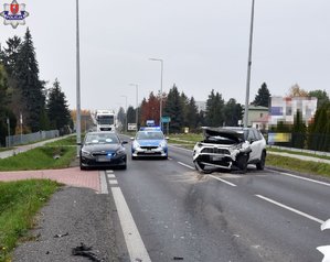 na ulicy stoi uszkodzona osobowa toyota, w tle policyjne radiowozy