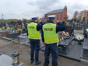 policjanci podczas wizyty na grobach