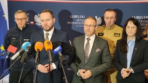 Wojewoda Lubelski Krzysztof Komorski przemawia do dziennikarzy na konferencji prasowej.