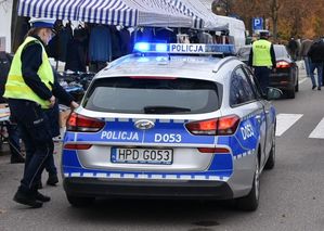 radiowóz na miejscu potrącenia pieszego i policjanci