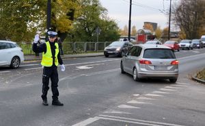 policjant kieruje ruchem