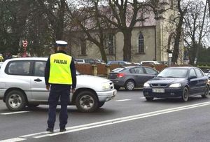 policjant drogówki przy cmentarzu