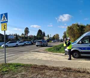 policjanci dbają o bezpieczeństwo przy cmentarzach