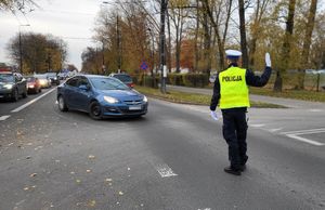 policjant kieruje ruchem