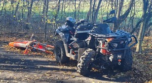 po wypadku w lesie quad i leżący motocykl