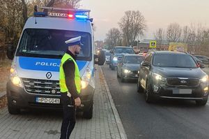 policjant drogówki podczas służby