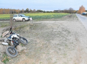 motocykl na poboczu, obok radiowóz