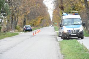 rower leżący poza drogą. oraz auto stojące obok. Po drugiej stronie drogi radiowóz&quot;&gt;