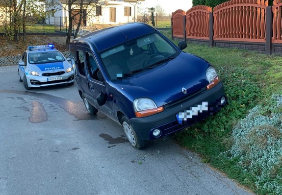 zatrzymany pojazd osobowy, za nim radiowóz