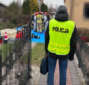 policjant wchodzi na teren posesji