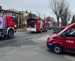 wozy straży pożarnej na ulicy