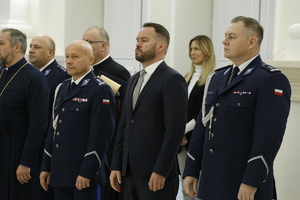 Zdjęcie przedstawia Komendanta Wojewódzkiego Policji w Lublinie młodszego inspektora Tomasz Gil z Wojewodą Lubelskim i kadrą kierowniczą.