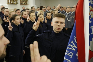 Policjanci ślubują na Sztandar Komendy Wojewódzkiej Policji w Lublinie.