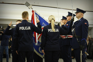 Policjanci ślubują na Sztandar Komendy Wojewódzkiej Policji w Lublinie.