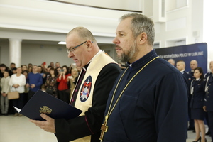 Kapelani Lubelskiej Policji błogosławią nowych funkcjonariuszy.