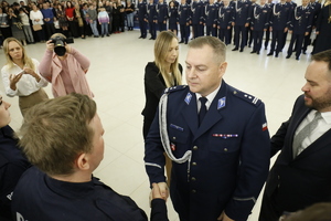 Komendant Wojewódzki Policji w Lublinie wręcza legitymację służbową nowemu policjantowi.