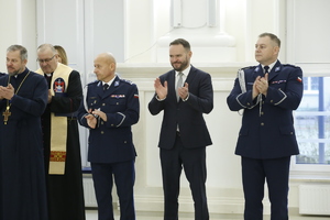 Komendant Wojewódzki Policji w Lublinie wraz z Wojewodą Lubelskim i kadrą kierowniczą gratulują nowym funkcjonariuszom wstąpienia w szeregi policji.