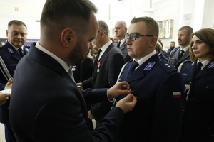 Wojewoda Lubelski odznacza policjanta za wieloletnią służbę.