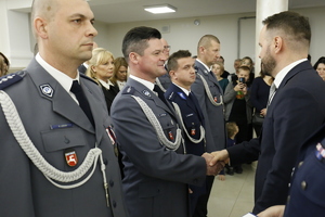 Wojewoda Lubelski wręcza policjantowi odznaczenie.