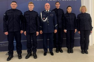 nowo przyjęci funkcjonariusze Policji wraz z komendantem