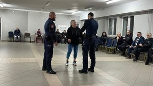 dwaj policjanci i kobieta w czasie pokazu taktyk i technik interwencyjnych