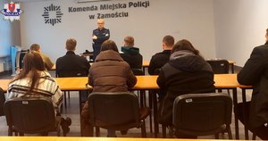 spotkanie studentów z policjantem w komendzie