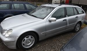 Fotografia przedstawia pojazd marki mercedes na parkingu