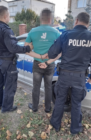 policjanci z zatrzymanym mężczyzną