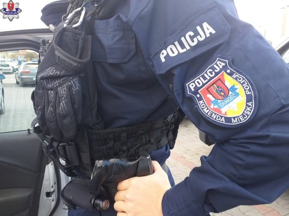 rękaw munduru  z naszywką logiem Komendy Miejskiej Policji w Zamościu