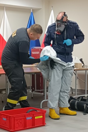 zdjęcie przedstawia policjanta i strażaka